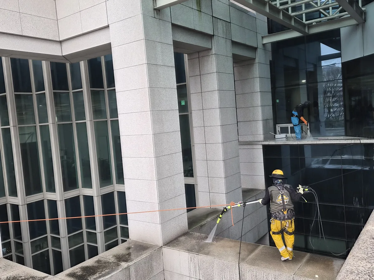 서초구 방배동 상가건물 옥상 파라펫 장비 주변 정밀 위생청소 사례 - 행진크린