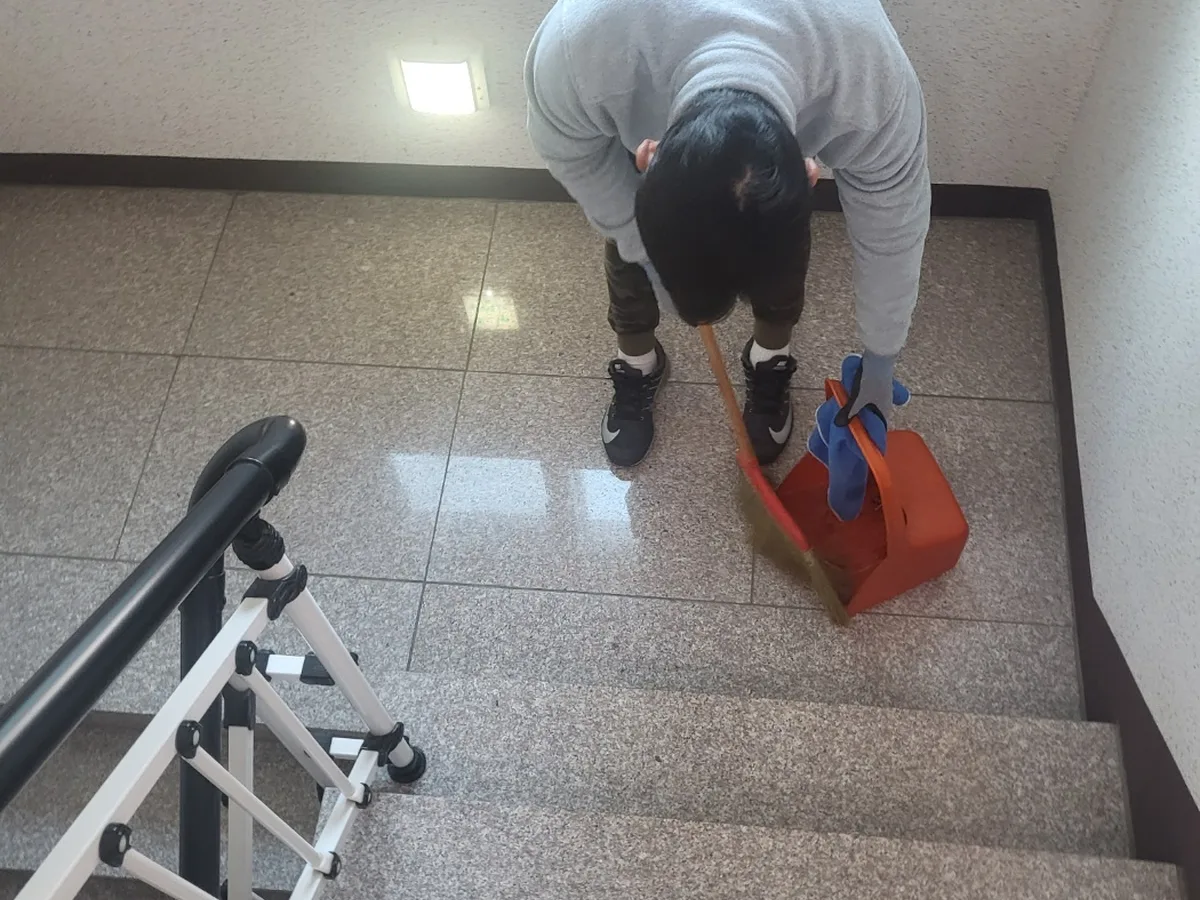 중구 남대문로1가 건물 공동현관 장비 주변 정밀 위생청소 사례 - 행진크린